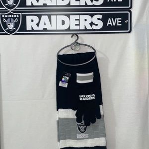 Las Vegas Raiders Scarf and Gloves Gift Set